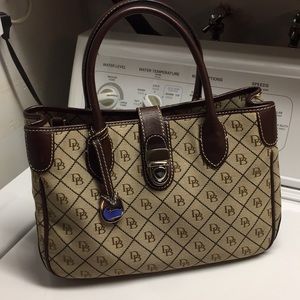 Dooney Bourke tote (be go)